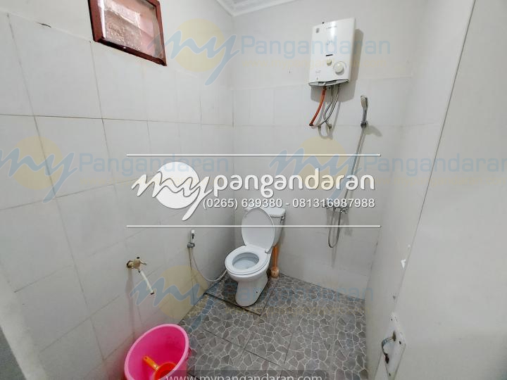   Tampilan kamar mandi room 3 bed hotel guna mekar indah Pangandaran